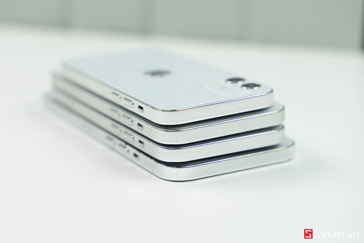 Dựa theo dummy có thể thấy iPhone 12 5.4 inch sở hữu 2 camera chính ở mặt sau, mặt trước vẫn là màn hình hiển thị với notch và tai thỏ quen thuộc.
