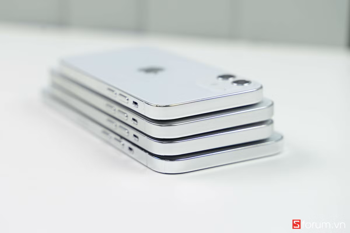 Dựa theo dummy có thể thấy iPhone 12 5.4 inch sở hữu 2 camera chính ở mặt sau, mặt trước vẫn là màn hình hiển thị với notch và tai thỏ quen thuộc.