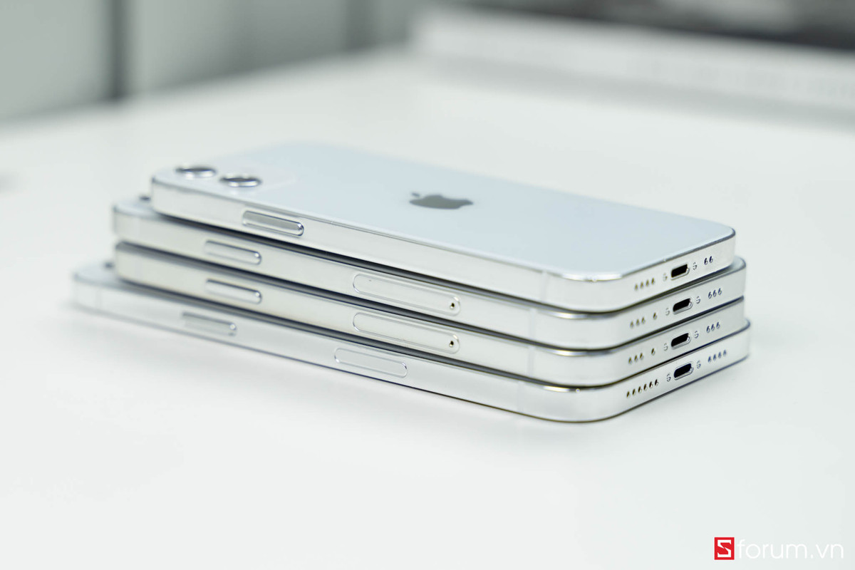 Sự tồn tại của iPhone 12 kích thước 5.4 inch là một hoài nghi lớn của cả người dùng và giới chuyên môn. Bởi với tỷ lệ màn hình dài ở thời điểm này thì kích thước 5.4 inch sẽ trông rất nhỏ. Thêm vào đó, iPhone SE 2020 vừa ra mắt sở hữu một kích thước nhỏ gọn, vậy nếu iPhone 12 5.4 inch ra mắt thì có thực sự hợp lý?