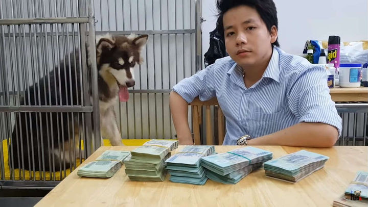 Nội dung gần gũi nhưng vẫn đầy kích thích, lối ăn nói tự nhiên giúp Khoa Pug đi từ một YouTuber vỏn vẹn vài trăm nghìn lượt xem đạt đến con số hàng chục triệu mỗi tháng so với trước khi chuyển đổi nội dung (theo thống kê của Social Blade).