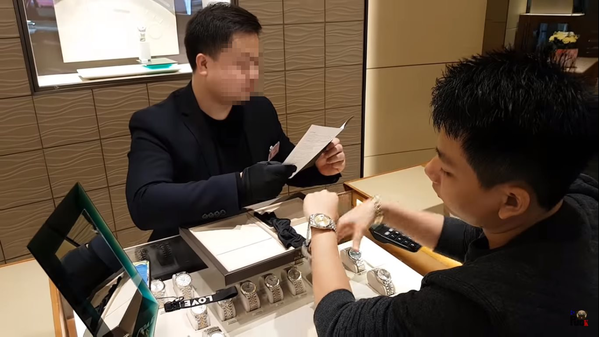 Khoa Pug tên thật là Nguyễn Anh Khoa, sinh năm 1992 ở Nha Trang. Sở dĩ có nickname Pug là bởi Khoa là một người rất yêu giống chó Pug, một giống chó cảnh mặt xệ có nguồn gốc từ Trung Quốc.