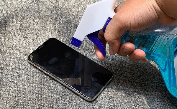 Theo Cnet, các vật dụng không nên sử dụng để vệ sinh điện thoại bao gồm chất tẩy rửa kính, chất tẩy rửa nhà bếp, nước tẩy trang, xà phòng rửa chén, xà phòng rửa tay và giấm. Ảnh: tinhte Video: Thực hư thông tin du thuyền chở người nhiễm virus corona tới vịnh Hạ Long - Theo VTC