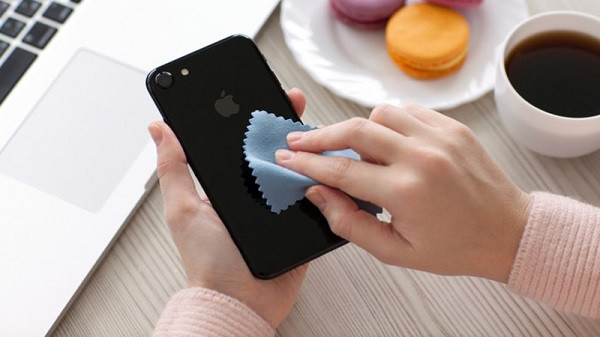 Ốp lưng điện thoại cũng là nơi chứa rất nhiều vi khuẩn và bụi bẩn nhưng ít ai để ý. Hãy vệ sinh ốp lưng điện thoại bằng bông thấm dung dịch cồn thường xuyên. Ảnh: tgdd