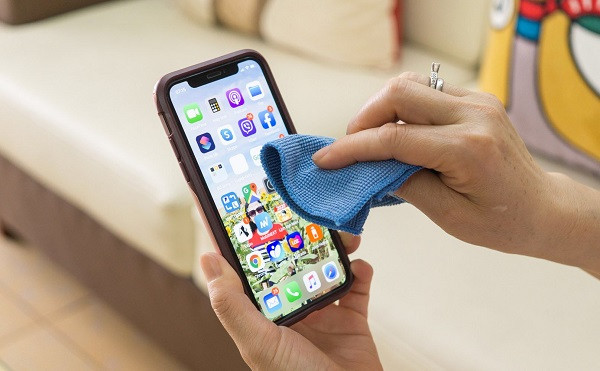 Theo một nghiên cứu năm 2018 bởi Viện Công nghệ Massachusetts, vệ sinh điện thoại bằng thiết bị khử trùng điện thoại thông minh UV là phương pháp diệt vi trùng hiệu quả nhất. Ảnh: tinhte