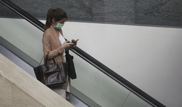 Điều tồi tệ hơn là chúng ta thường xuyên đưa điện thoại lên gần khuôn mặt, mắt, môi, mũi, trong khi đây là những điểm chính trên cơ thể con người mà virus CoVid-19 lây nhiễm. Vậy vệ sinh và khử trùng điện thoại thế nào cho đúng cách? Ảnh: Scmp