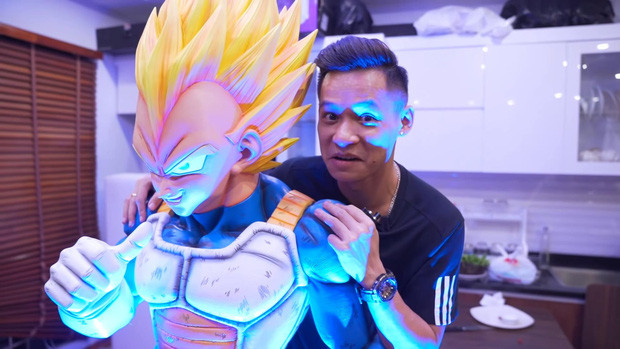 Ngoài ra, Độ Mixi còn sưu tầm thêm nhiều mô hình nhân vật “xịn xò” đủ các mẫu từ Dragon Balls Z, Transformers, Avengers… với mức giá khá cao, từ vài triệu đồng đến chục triệu đồng.