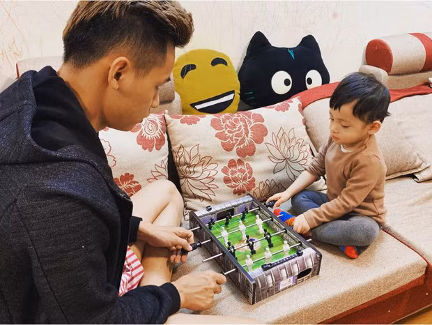 Trên trang cá nhân, Độ còn thường xuyên cập nhật hình ảnh về gia đình và các con.