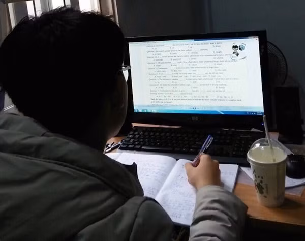 Học sinh khối 9 đã được giảm tải nhờ quyết định bỏ môn thi thứ 4 vào lớp 10. Ảnh: Bảo Trọng