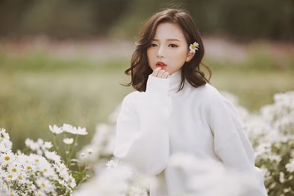 Vũ Ngọc Kim Chi, sinh năm 1999 hiện đang là streamer game kiêm mẫu ảnh. Cô bạn sở hữu số đo 3 vòng là 83-59-85 - không quá "khủng" nhưng lại rất cân đối, nuột nà.