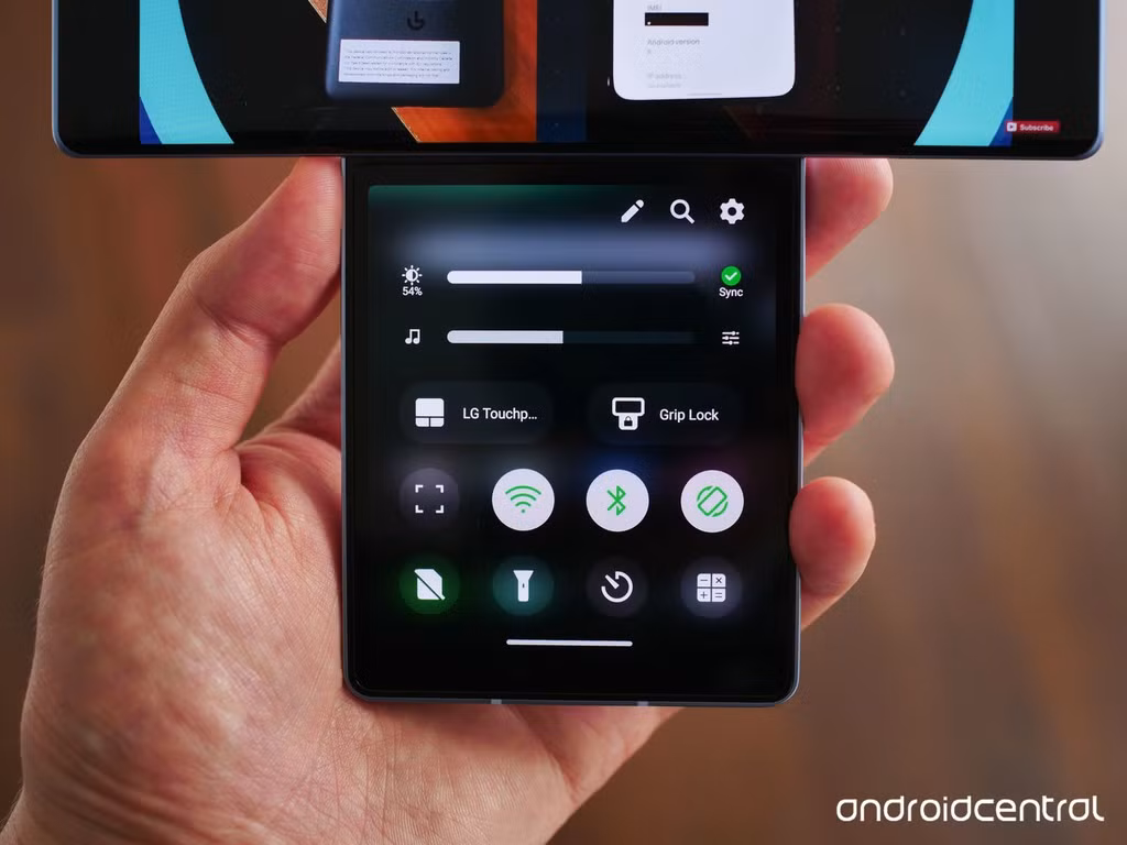 LG Wing cũng được cho là sẽ hỗ trợ mạng 5G. Nhà sản xuất cho biết máy sẽ bán ra với 2 màu xám và trắng, giá vào khoảng 1.000 USD.