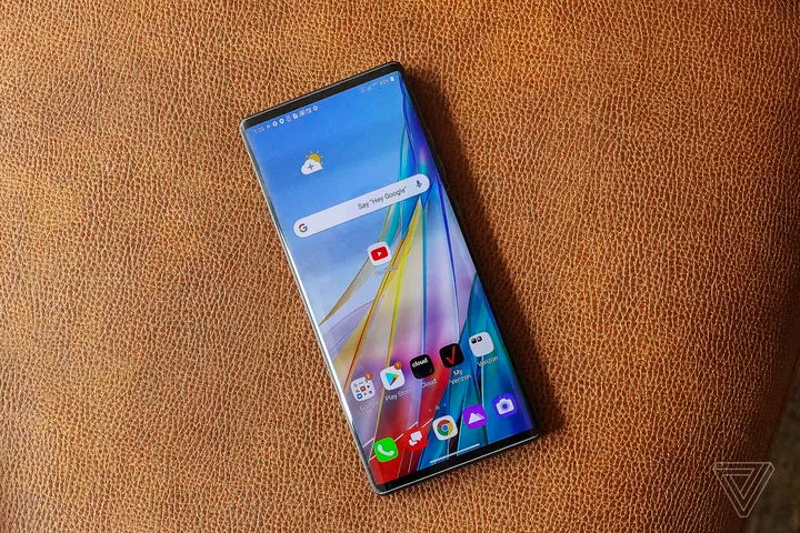 Khi không xoay, LG Wing giống như các Smartphone khác với thiết kế tràn viền, viền cong. Do chứa 2 màn hình nên LG Wing dày 10,9 mm, trọng lượng lên đến 260 g, khá nặng so với những smartphone khác.