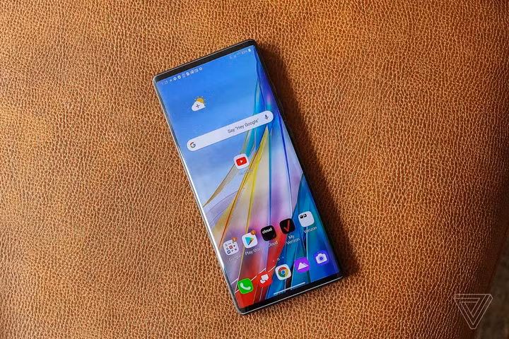 Khi không xoay, LG Wing giống như các Smartphone khác với thiết kế tràn viền, viền cong. Do chứa 2 màn hình nên LG Wing dày 10,9 mm, trọng lượng lên đến 260 g, khá nặng so với những smartphone khác.