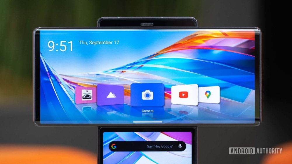 Thiết kế hai màn hình này của LG được đánh giá là khá kì dị. Nhiều chuyên gia coi đây là một đột phá, bên cạnh đó cũng có không ít người cho rằng đây đơn giản chỉ là một món đồ chơi mới khi kích thước màn hình thực chất vẫn không có gì thay đổi. Chỉ đơn giản là xoay ngang màn hình và một màn hình khác để sử dụng tác vụ.