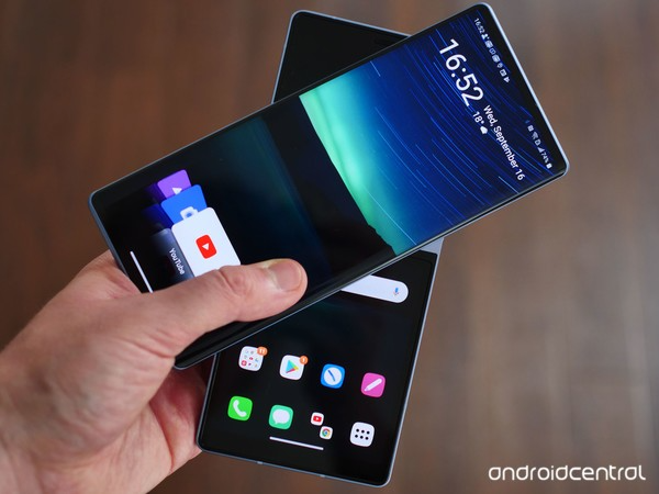 Giao diện của LG Wing được tùy biến cho phù hợp với 2 màn hình. Khi được xoay, màn hình chính chuyển sang giao diện ngang, còn màn hình dưới là các widget, biểu tượng thông thường của Android.