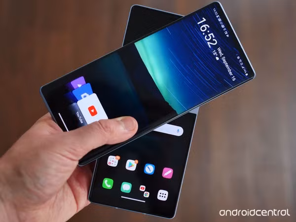 Giao diện của LG Wing được tùy biến cho phù hợp với 2 màn hình. Khi được xoay, màn hình chính chuyển sang giao diện ngang, còn màn hình dưới là các widget, biểu tượng thông thường của Android.