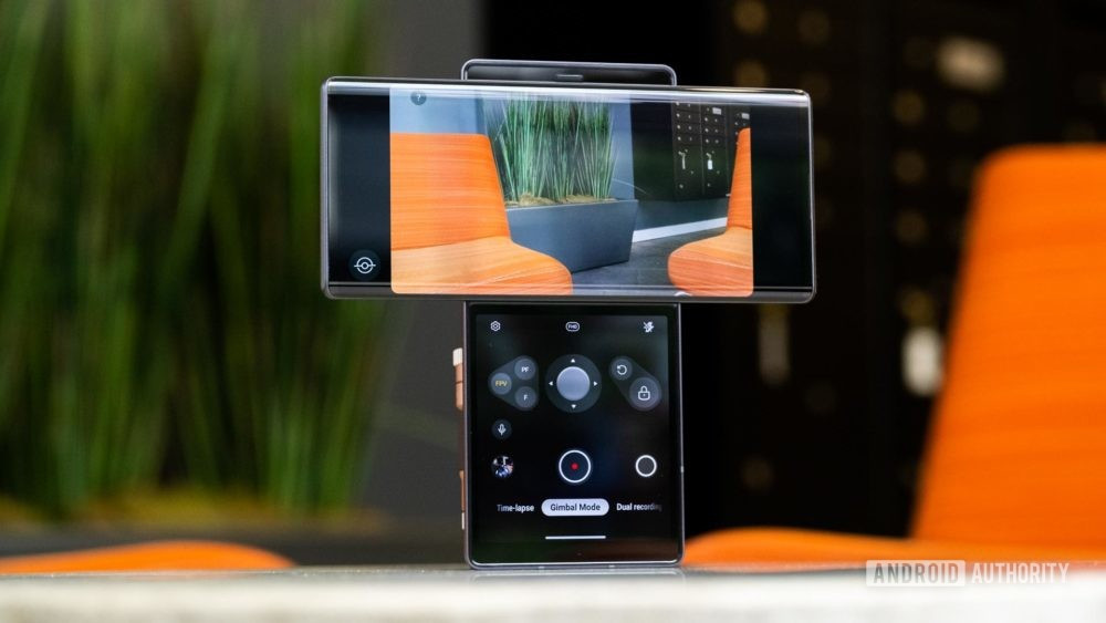 Ứng dụng camera trên LG Wing được tích hợp chế độ đặc biệt gọi là gimbal mode. Máy trang bị 2 camera góc rộng gồm camera phong cảnh và camera chân dung. Khi xoay màn hình chính, thiết bị sẽ dùng camera phong cảnh để quay video, màn hình phụ dùng để điều chỉnh góc quay, khóa hướng tương tự như khi dùng gimbal.