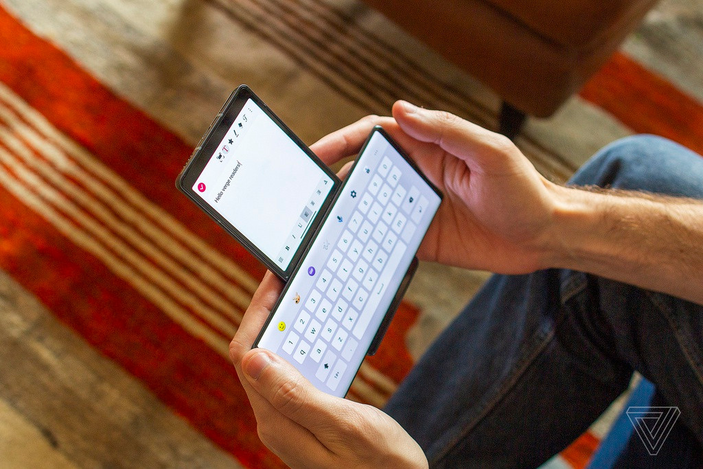 Người dùng cũng có thể cầm điện thoại theo nhiều tư thế để có được trải nghiệm sử dụng tốt nhất. Tất nhiên, do tỉ lệ khá lạ của màn hình phụ nên không phải ứng dụng nào cũng được tối ưu.