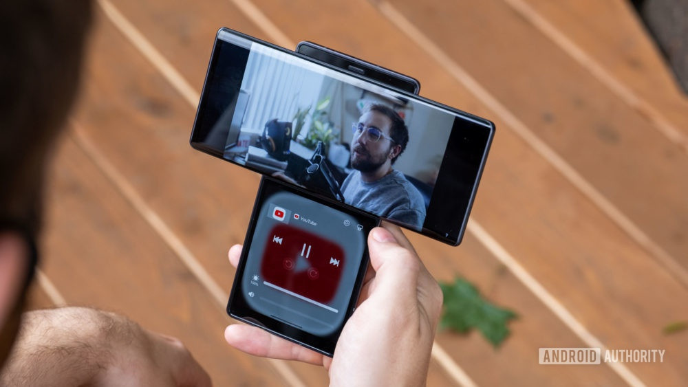 Một số ứng dụng như YouTube được tùy biến giao diện riêng cho LG Wing. Nội dung video được phát trên màn hình chính, trong khi màn hình phụ dùng để chỉnh độ sáng màn hình, âm lượng hoặc tạm dừng video.