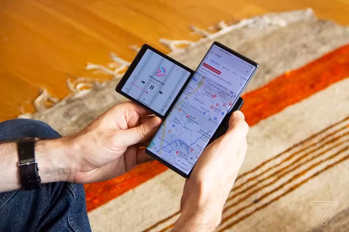 LG Wing có 2 màn hình xếp chồng lên nhau, màn hình phía trên có thể xoay 90 độ để lộ ra màn hình nhỏ bên dưới. Kích thước màn hình chính là 6,8 inch (độ phân giải 2.460 x 1.080 pixel), màn hình phụ là 3,9 inch (độ phân giải 1.240 x 1.080 pixel). Cả 2 màn hình sử dụng tấm nền OLED, tần số quét 60 Hz.