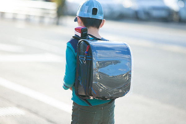 Với tính năng này, thiết bị có thể tự động phanh nếu bạn chuẩn bị lùi ở các ngã tư, giúp giữ bạn ở cự ly với vạch kẻ đường và điều chỉnh hướng đi của ô tô nếu bạn bất ngờ đi ra khỏi làn đường.