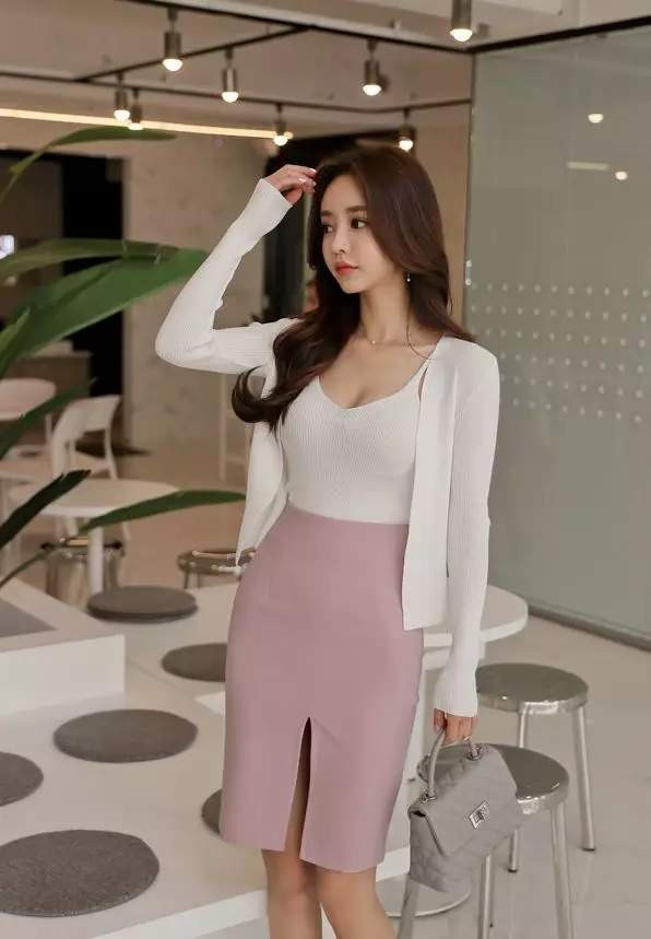 Ở đời thường, phong cách thời trang của cô nàng cũng rất đáng học hỏi. Sở hữu ‘mặt học sinh, thân hình phụ huynh’, những cô gái này gây sốt khắp mạng xã hội Hàn Quốc.