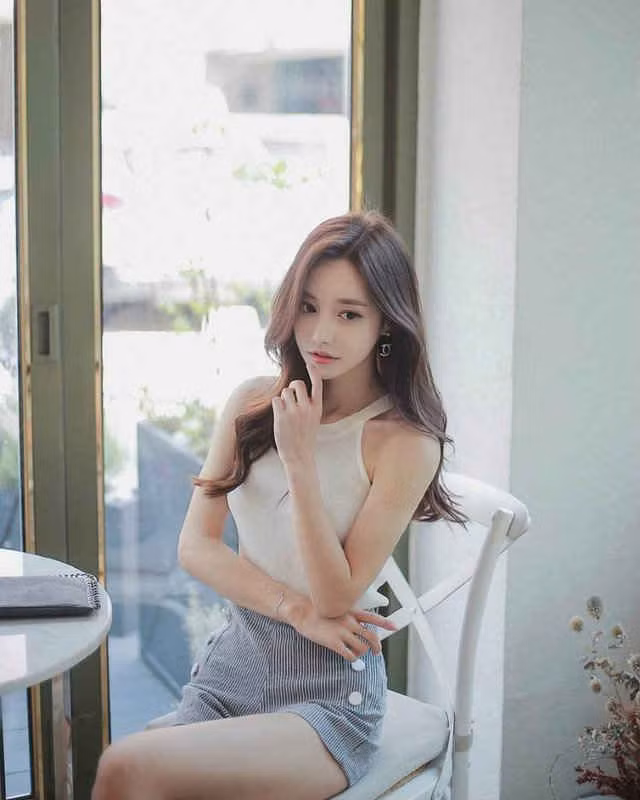 Đường cong cơ thể mềm mại của cô nàng là thứ vũ khí khiến bao chàng trai không siêu lòng không được.