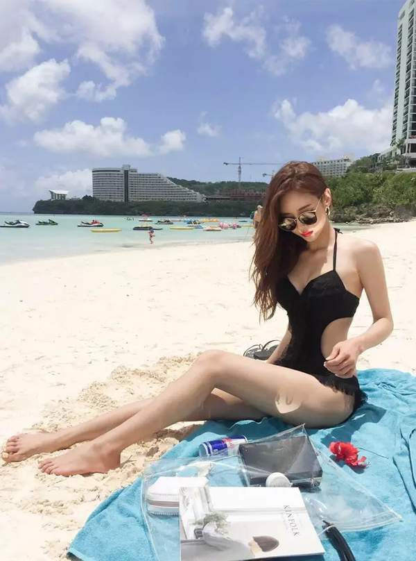 Người đẹp sinh năm 1992 được coi là hình mẫu lý tưởng trong mắt nhiều cánh mày râu Hàn Quốc khi thường xuyên khoe dáng cực quyến rũ.