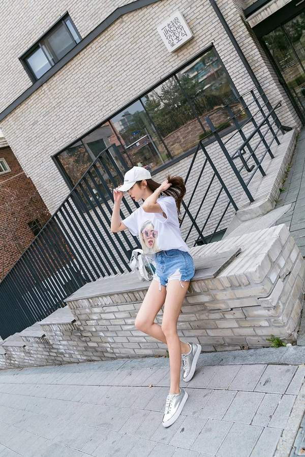 Cô nàng là gương mặt quen thuộc trong các bộ ảnh nội y, áo tắm của các thương hiệu thời trang Hàn Quốc.