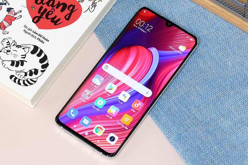 . Xiaomi Mi Note 10 Lite, đây là cái tên sáng giá thứ 2 trong TOP HOT tháng 5. Với sự thành công của Mi Note chiếc Mi Note 10 Lite cũng đem lại không ít bất ngờ cho người dùng. Mặc dù thiết kế màn hình giọt nước, tràn viên không đều tuy nhiên nhìn tổng thể thiết kế của Mi Note 10 Lite vẫn khá bắt mắt. Sản phẩm đang được bán với giá 9.290.000 đồng tại thegioididong.com