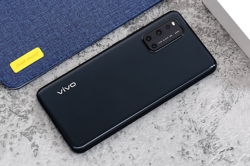 3. Vivo V19, cái tên được xếp hạng thứ 3 trong TOP các điện thoại đáng mua phân khúc dưới 10 triệu. Điều này khá dễ lý giải bởi thiết kế khá tinh tế va mạnh mẽ đến từ chiếc điện thoại này. Mặc dù sức mạnh thua A71 và Mi Note 10 Lite với chíp Snapdragon 712 còn lại những điểm khác cho thấy Vivo V19 là một đối thủ đáng gờm.