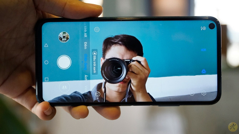 uawei Nova 5T sở hữu cho mình tới 4 camera ở mặt lưng với camera chính 48 MP với khẩu độ f/1.8 và tự động lấy nét + ống kính góc siêu rộng 16 MP với khẩu độ f/2.2 + cảm biến độ sâu 2 MP với khẩu độ f/2.4 + ống macro 2 MP với khẩu độ f/2.4. Sản phẩm đang được bán với giá 8.990.000 đồng tại thegioididong.com