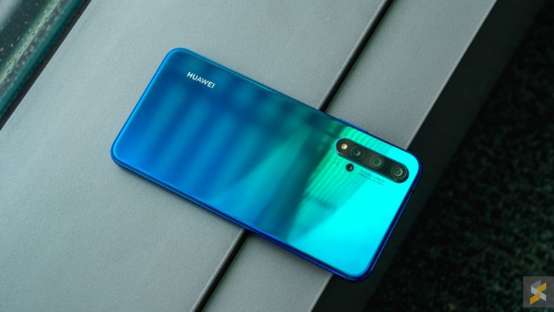 . Huawei Nova 5T, Một chiếc smartphone tầm trung còn Google của Huawei. Thiết kế mượt mà, sử dụng cụm Triple Camera sau và 1 camera trước. Với việc trang bị Chip Kirin 980, Nova 5T có vẻ yếu thế hơn so với A71, V19, Mi Note 10 lite. Tuy vậy chụp ảnh với Huawei luôn là 1 điểm nhấn khiến nhiều người dùng xuống tiền vui vẻ.