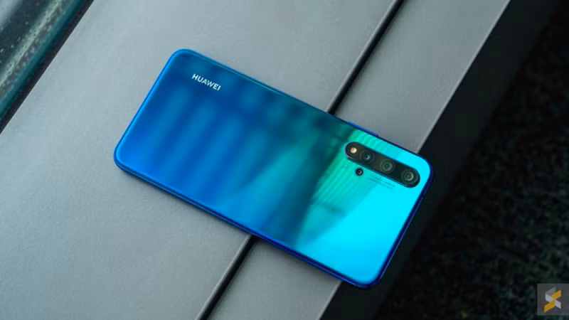 4. Huawei Nova 5T, Một chiếc smartphone tầm trung còn Google của Huawei. Thiết kế mượt mà, sử dụng cụm Triple Camera sau và 1 camera trước. Với việc trang bị Chip Kirin 980, Nova 5T có vẻ yếu thế hơn so với A71, V19, Mi Note 10 lite. Tuy vậy chụp ảnh với Huawei luôn là 1 điểm nhấn khiến nhiều người dùng xuống tiền vui vẻ.