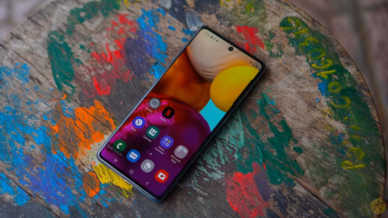 1. Thiết kế thực sự ấn tượng với màn hình tràn viền toàn diện, Samsung A71 trở thành chiếc điện thoại HOT nhất thời gian qua. Được trang bị Chip Snapdragon 730, 8Gb RAM, 128Gb bộ nhớ trong, màn hình đẹp kích thước lớn (6.7" full HD+ với nền super AMOLED).