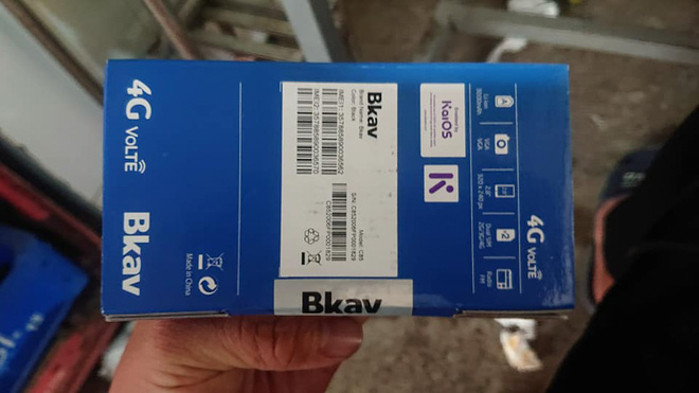 Nếu soi kỹ, chúng ta có thể thấy được dòng chữ "Made in China" trên vỏ hộp. Điều này cho thấy BKAV C85 được sản xuất tại Trung Quốc. Tuy nhiên, đây là điều không có gì đáng ngạc nhiên, bởi lẽ chính BKAV từng xác nhận rằng C85 là một sản phẩm dựa trên mô hình "ODM", nghĩa là BKAV sẽ mua thiết kế của C85 từ một nhà sản xuất khác. Cách làm này sẽ giúp giảm thiểu chi phí nghiên cứu và sản xuất.