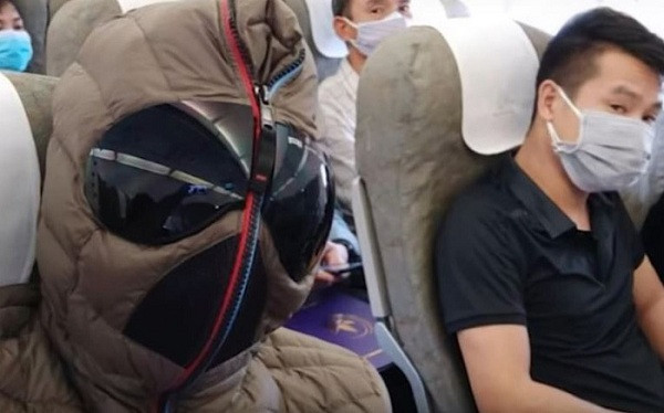 Không chỉ gợi ý cho người hâm mộ cách bảo vệ bản thân khi phải đi máy bay mùa Covid-19, nghệ sĩ Xuân Bắc còn bày tỏ sự cảm thông, biết ơn đến đội ngũ y bác sĩ đã nỗ lực hết sức trong công cuộc chống dịch bệnh.