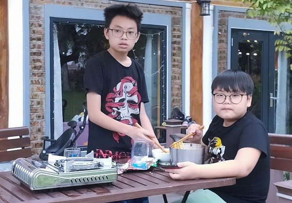 Trước đó, trên mạng xã hội, Xuân Bắc cũng thường xuyên cập nhật thông tin và kêu gọi mọi người chung tay đẩy lùi Covid-19. Nam nghệ sĩ còn khiến khán giả thích thú với những clip, câu chuyện vui dạy con tiết kiệm và bảo vệ bản thân khi dịch Covid-19 bùng phát.