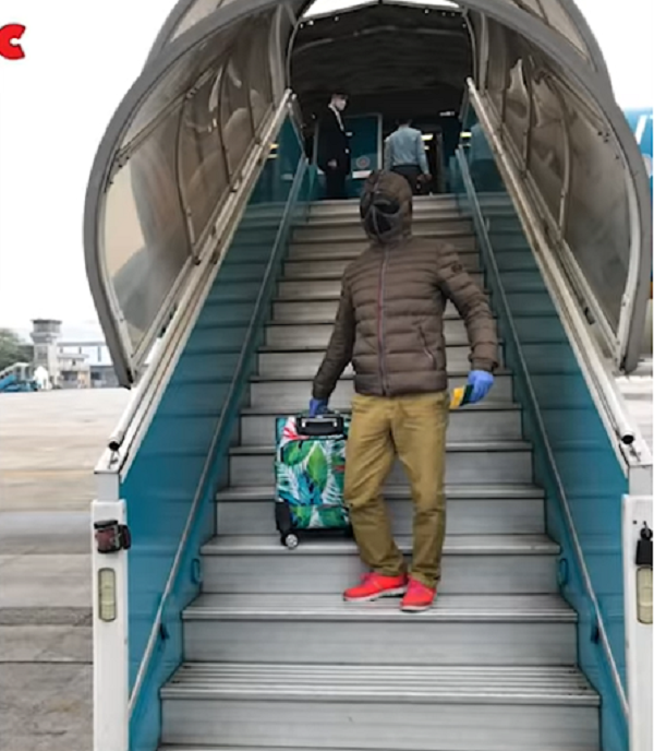 Xuân Bắc chuẩn bị đầy đủ các vật dụng cần thiết, phòng hộ từ đầu đến chân. Anh mang hai lớp khẩu trang, đội mũ, đeo găng tay cao su, thậm chí còn cẩn thận đến mức dùng áo khoác bảo hộ dày cộp, có gắn mắt kính, kéo trùm kín đầu.