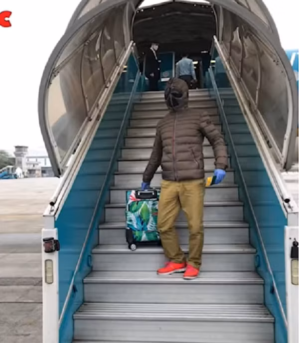 Xuân Bắc chuẩn bị đầy đủ các vật dụng cần thiết, phòng hộ từ đầu đến chân. Anh mang hai lớp khẩu trang, đội mũ, đeo găng tay cao su, thậm chí còn cẩn thận đến mức dùng áo khoác bảo hộ dày cộp, có gắn mắt kính, kéo trùm kín đầu.