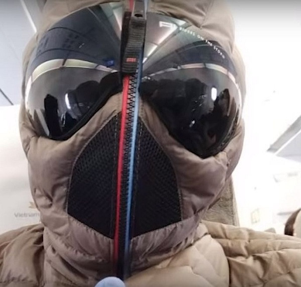 Tuy nhiên, nhiều người e ngại anh có thể bị...ngộp thở vì trùm quá kín. 