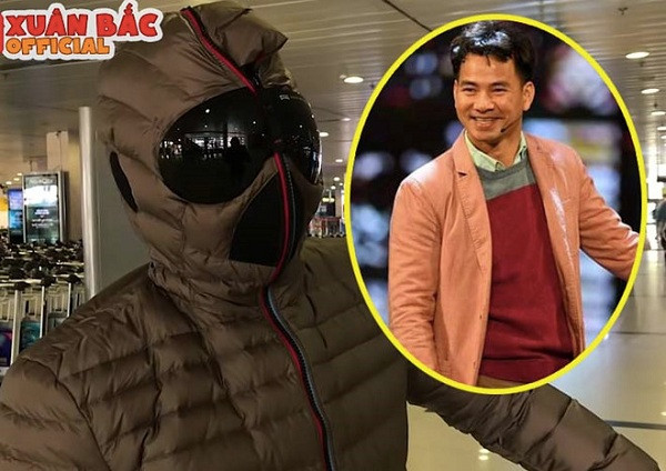 Mới đây, Xuân Bắc đăng tải video "Tuyệt chiêu phòng chống Covid-19 khi bắt buộc phải di chuyển bằng máy bay" trên kênh Youtube cá nhân, chia sẻ những trang thiết bị sử dụng khi đi máy bay. Đoạn video nhanh chóng gây sốt cộng đồng mạng, khiến nhiều người không khỏi thích thú bởi cách chống dịch khiến virus corona phải "đầu hàng" của anh.
