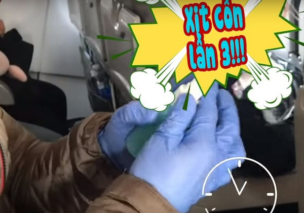 Một trong những thứ không thể thiếu khi ra ngoài mùa Covid-19 là lọ cồn rửa tay sát khuẩn. Xuân Bắc mang theo trong túi áo và thường xuyên xịt khử trùng trước khi lên máy bay, trên máy bay và sau khi xuống xe trung chuyển.