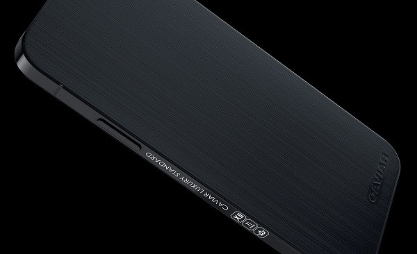 Mặt sau của máy là một bề mặt hoàn toàn trơn nhẵn, chỉ khắc tên thương hiệu Caviar, như vậy có nghĩa phiên bản iPhone 12 Pro này sẽ không thể chụp ảnh hoặc quay video.