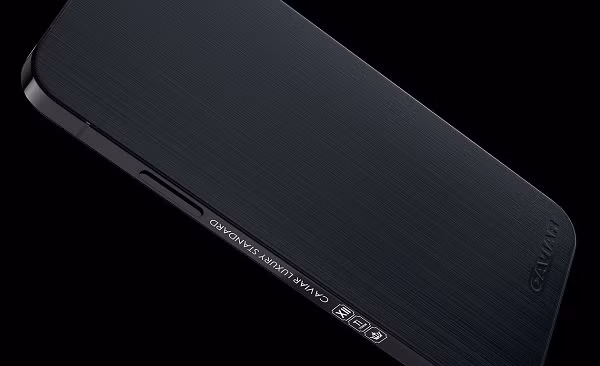 Mặt sau của máy là một bề mặt hoàn toàn trơn nhẵn, chỉ khắc tên thương hiệu Caviar, như vậy có nghĩa phiên bản iPhone 12 Pro này sẽ không thể chụp ảnh hoặc quay video.