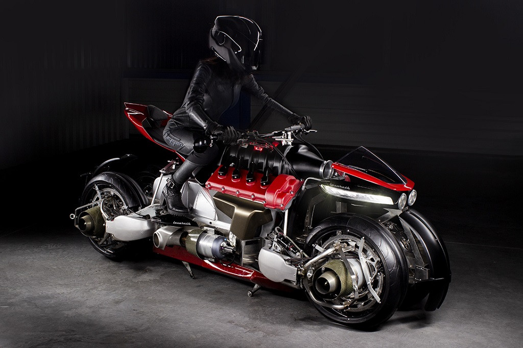 Nhìn nặng nề nhưng tổng trọng lượng xe chỉ khoảng 140kg, tuy vậy để có thể nâng xe lên khỏi mặt đất thì tác giả đã phải thiết kế để động cơ đẩy đạt lực nâng lên 240kg.