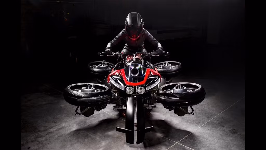 Bên cạnh đó, xe cũng được trang bị một chiếc dù để đảm bảo an toàn bay.