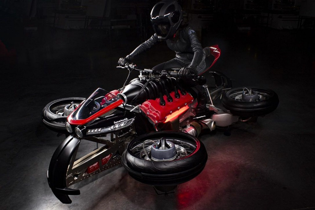 Để chiếc siêu mô tô đạt được khả năng bay lượn, Lazareth đã trang bị cho La Moto Volante động cơ phản lực JetCat với vòng tua cực đại 96000 vòng/phút ở mỗi bên trục bánh xe.