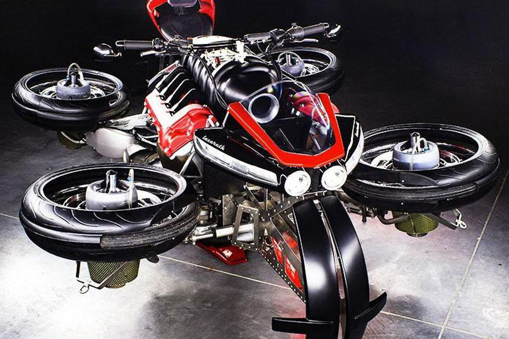 Lazareth La Moto Volante có khả năng vận hành trên đường phố như một chiếc mô tô bình thường. Tuy nhiên, để có thể bay lượn được trên bầu trời, người lái sẽ cần phải đỗ xe tại một không gian đủ rộng. Sau đó thay đổi cơ cấu bánh xe sang chế độ bay, đợi khoảng 60 giây để các động cơ phản lực đạt đủ lượng nhiệt cần thiết.
