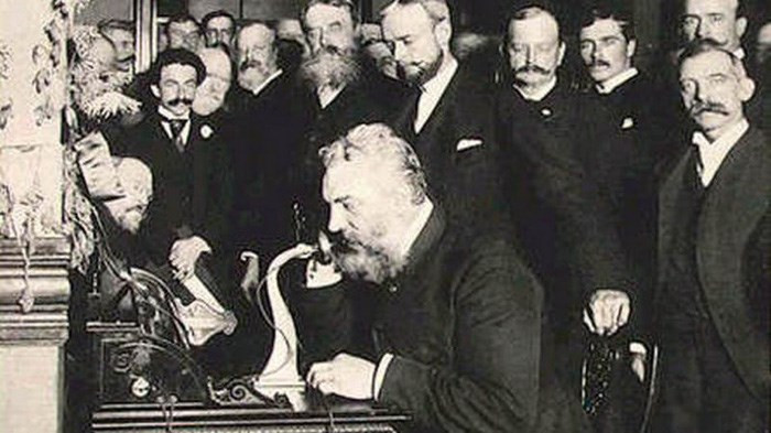 Năm 1876, Alexander Graham Bell được cấp bằng sáng chế điện thoại và được mệnh danh là cha đẻ ngành truyền thông. Nhưng khi ông định bán phát minh của mình cho công ty truyền thông của Mỹ Western Union với giá 100.000 USD, hội đồng quản trị của công ty không chấp thuận và cho rằng thiết bị của ông có những hạn chế rõ rệt và không hơn gì một món đồ chơi cho trẻ con.