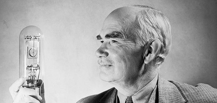 Tuy nhiên tivi lúc ra đời cũng gặp không ít lời phê bình. Lee De Forest, người thường được xem là cha đẻ của ngành phát thanh, nói rằng tivi là một phát minh không thể nào thành hiện thực và không thể được sử dụng thương mại vì chi phí đắt đỏ.